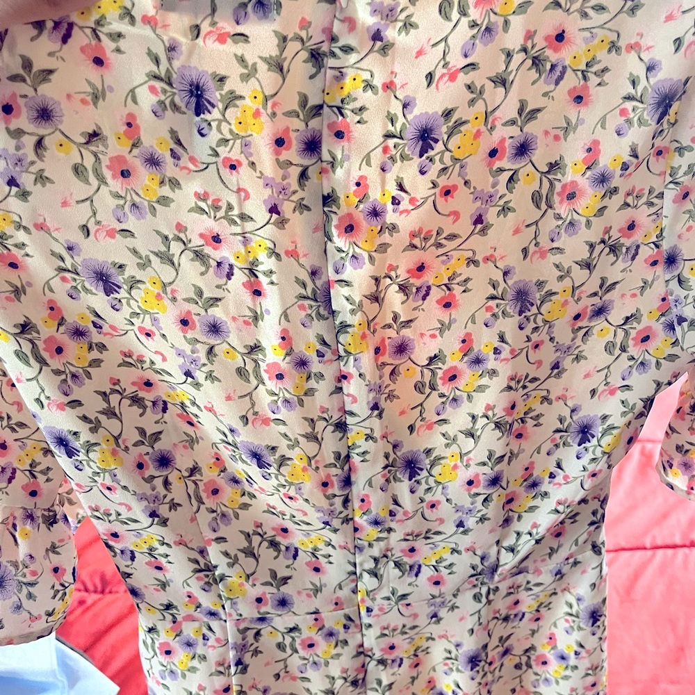 Pretty corset floral dress with ruffle at sleeve and hem.
